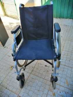 Cadeira de rodas em bom estado.