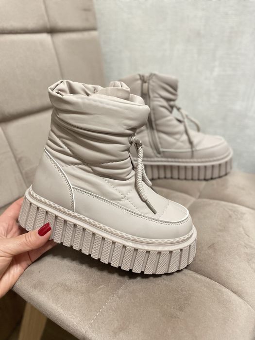 Зимові черевики на дівчинку