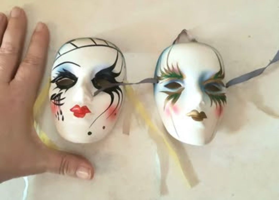 2 máscaras, tipo venezianas, em cerâmica
Para desocupar