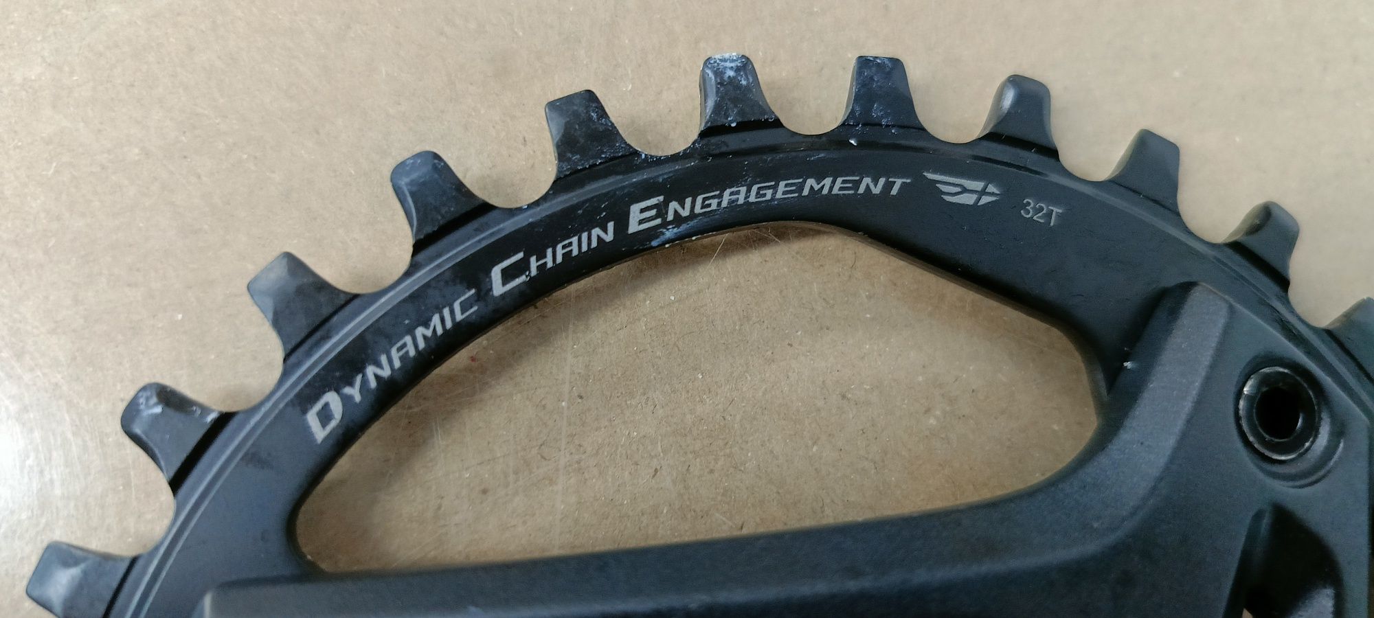 Nr1. Mechanizm korbowy Shimano Cues  FC-U6000-1 . 175mm
