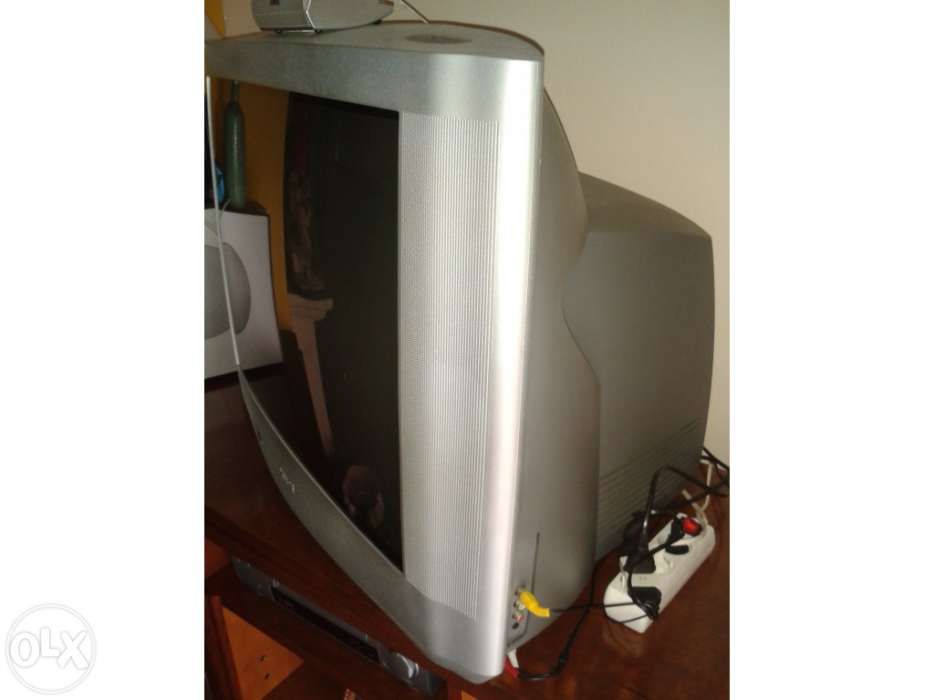Televisor de 72cm , Philips com comando, tem 2 scarts.