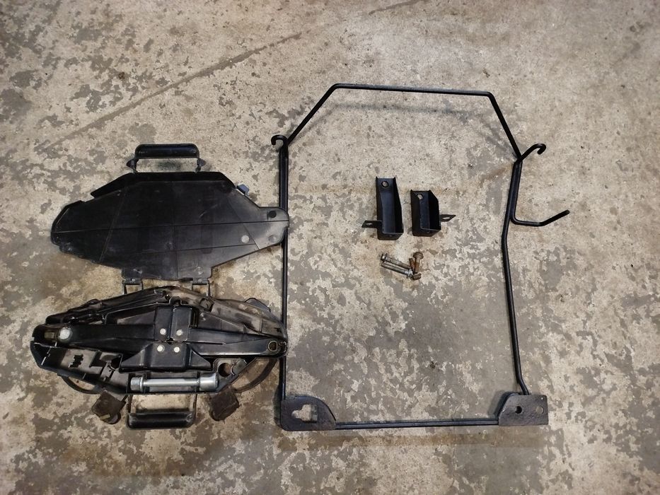 Корзина, держатель запаски,домкрат Рено Трафік ОпельВіваро Ніссан Прім