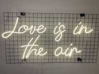 Napis LED - Love is in the air neon ślubny