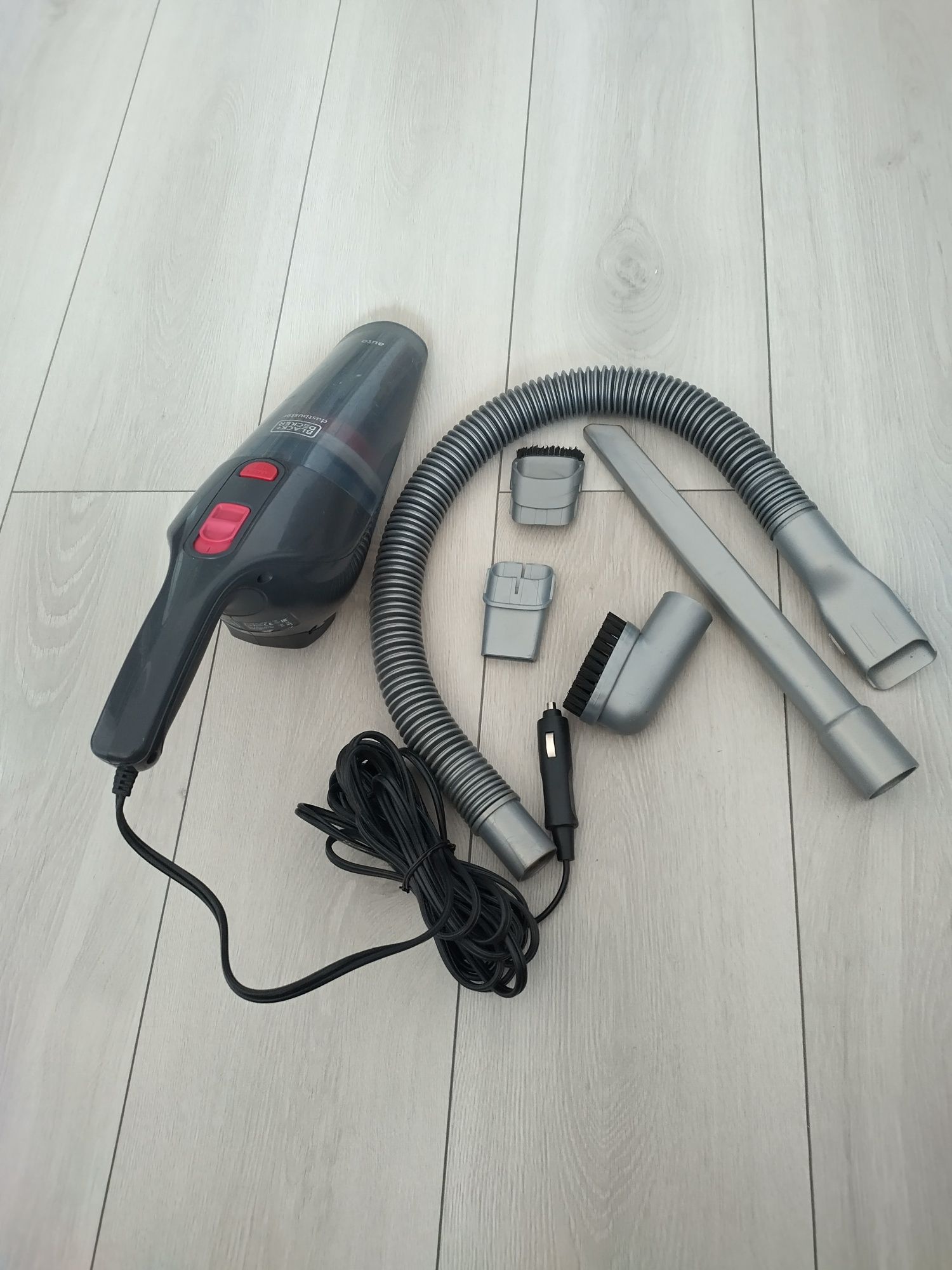 Odkurzacz samochodowy 12V Black Decker akcesoria