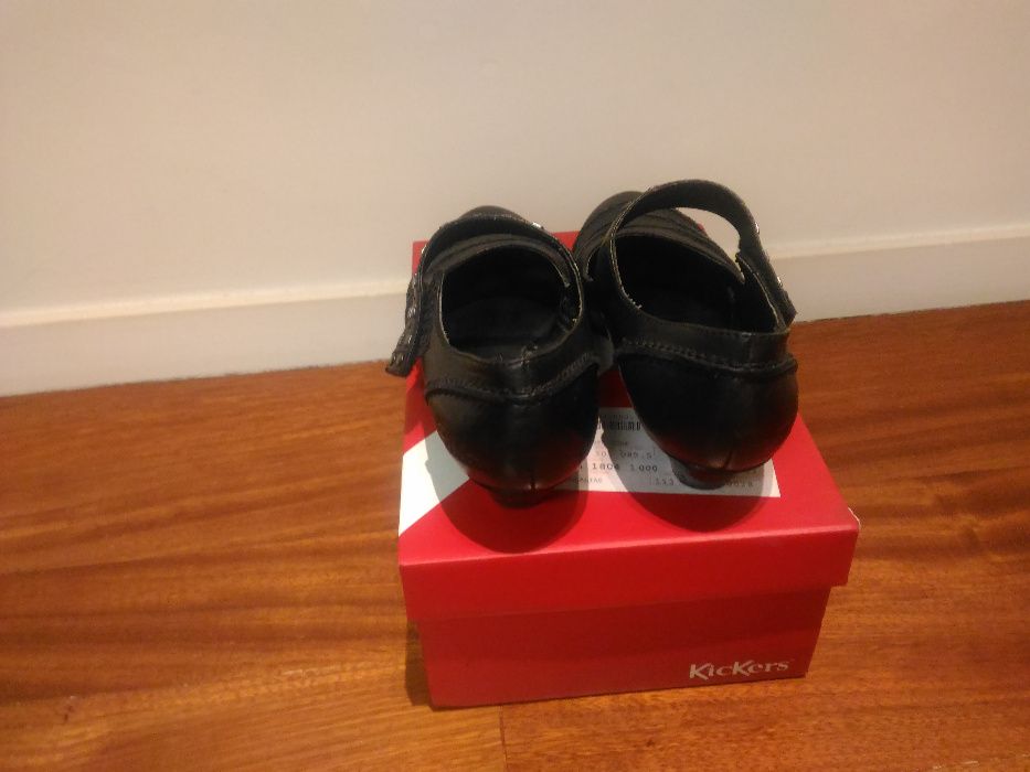 Sapatos em pele originais da marca Docker's. Sem uso.