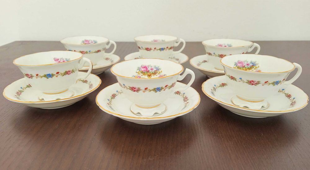 Seis chávenas de café com respetivos pires da Vista Alegre