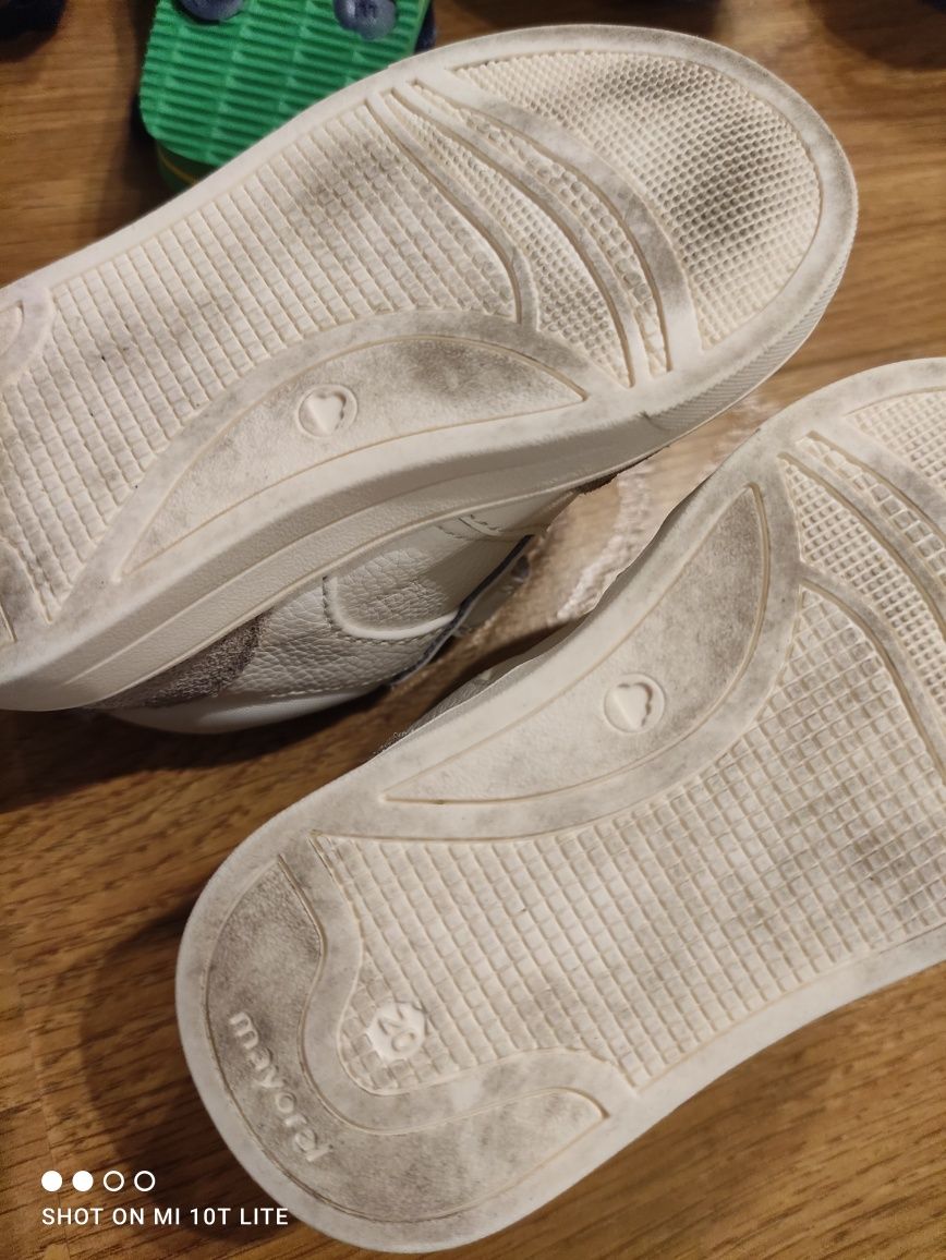 4 pares de calçado para bebé