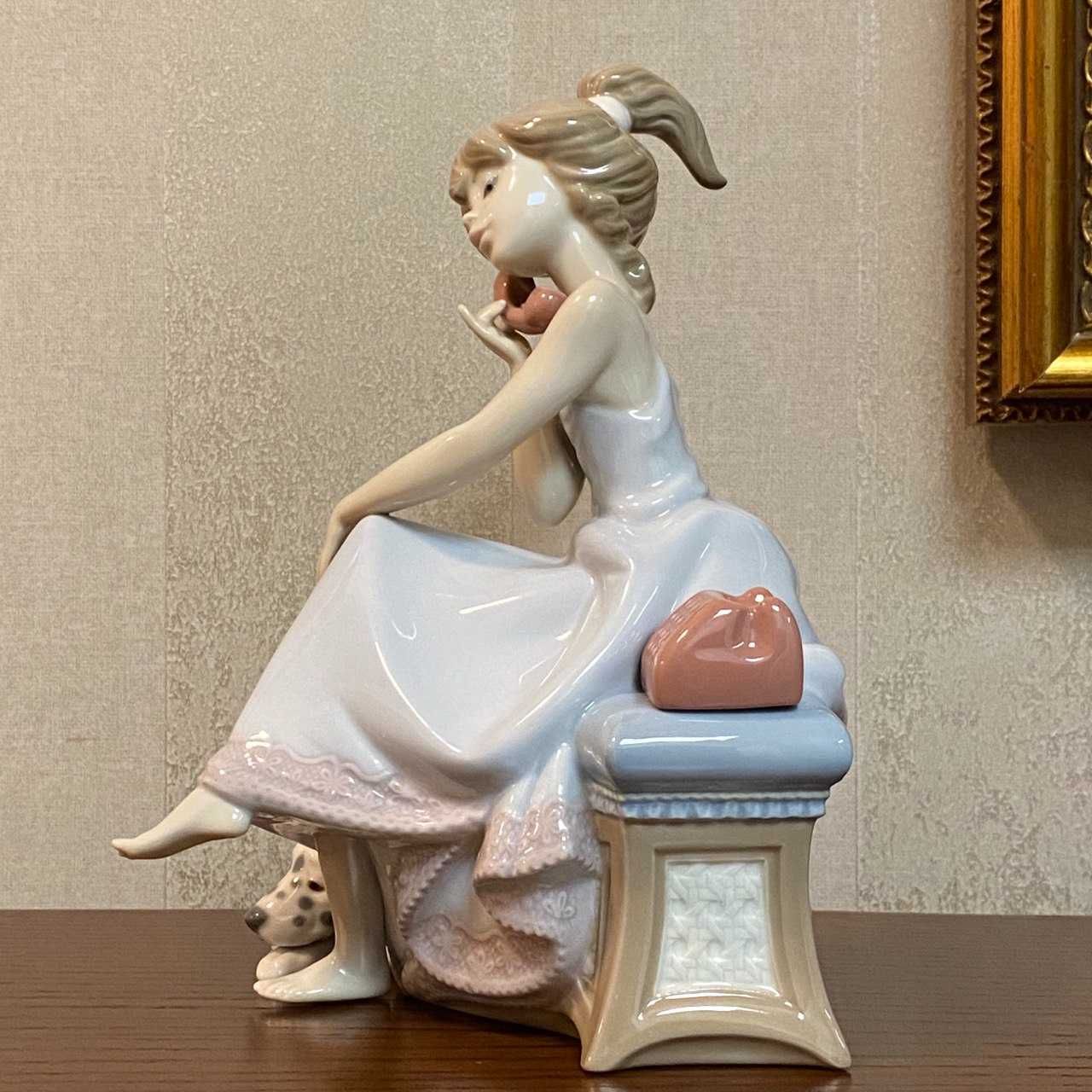 Фарфоровая статуэтка lladro «Разговор по телефону».