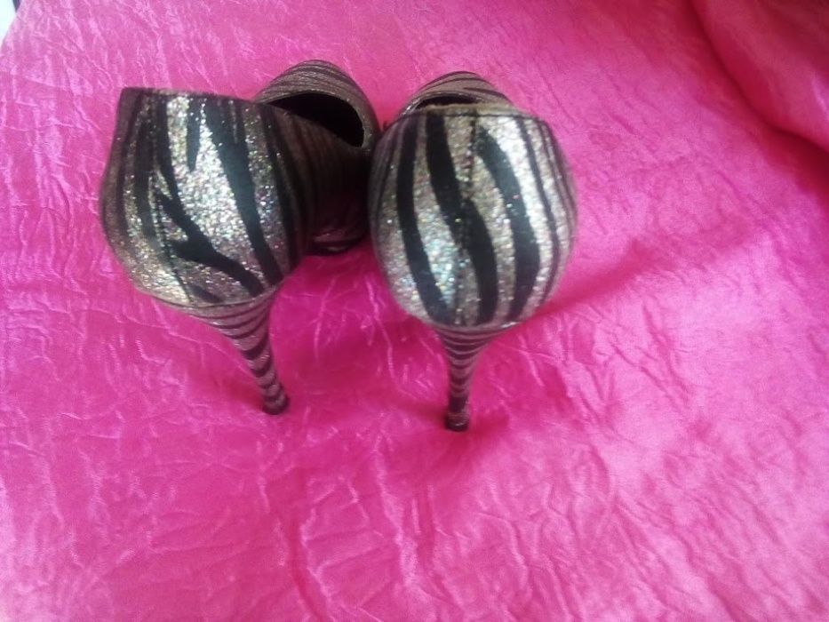 Sapatos de senhora padrão zebra prateado e preto como novos nº:38