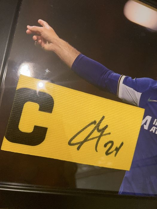 Faixa de capitão assinada por marc cucurella