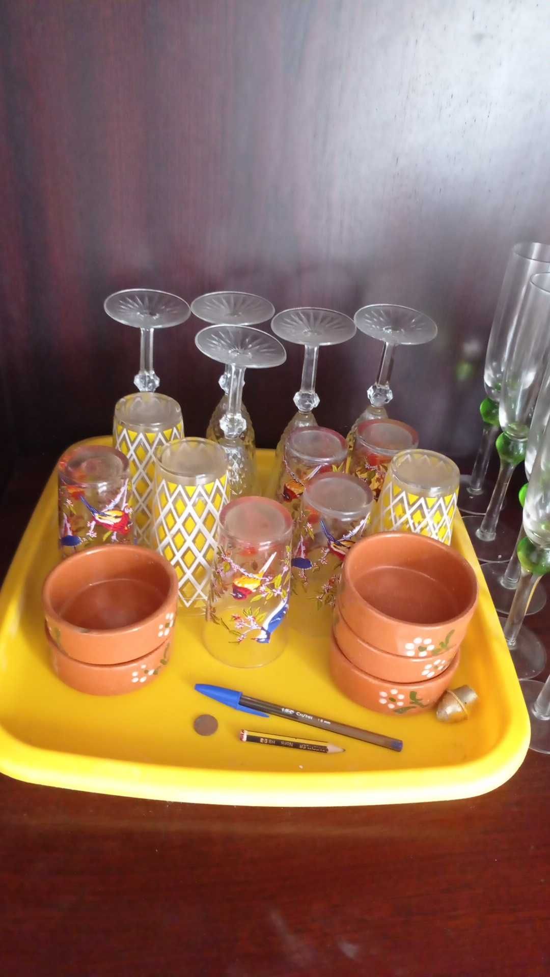 Vendo pratos, copos, canecas e objetos decorativos