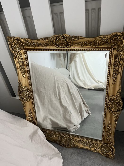 Lustro w zlotej ramie