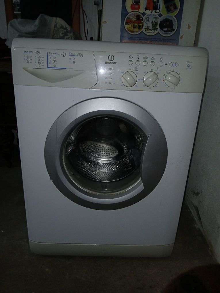 Maquina de lavar roupa marca Indesit