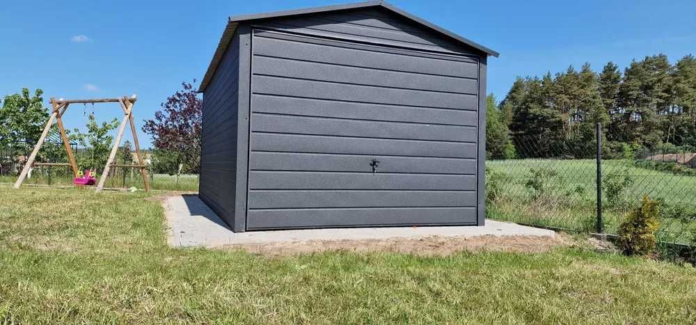 Garaż w Kolorze Antracyt z Białą Obróbką Blacharską