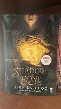 Livro Luz e Sombra (shadow and bone)