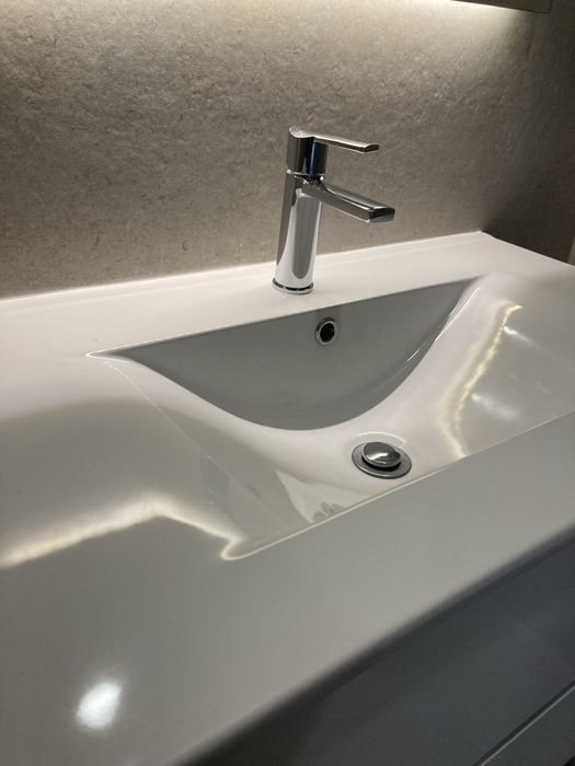 Móvel de casa de banho suspenso com lavatório e torneira — novo