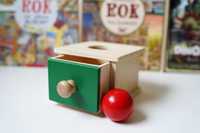 Drewniana kasetka pudełko z szufladką i kulką pomoc Montessori