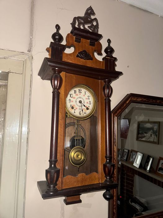 Relógio antigo de corda com mais de 100 anos