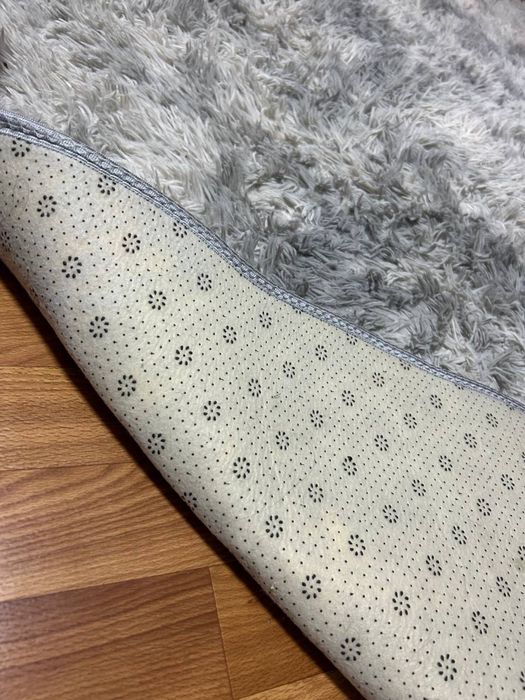 килим сірого кольору