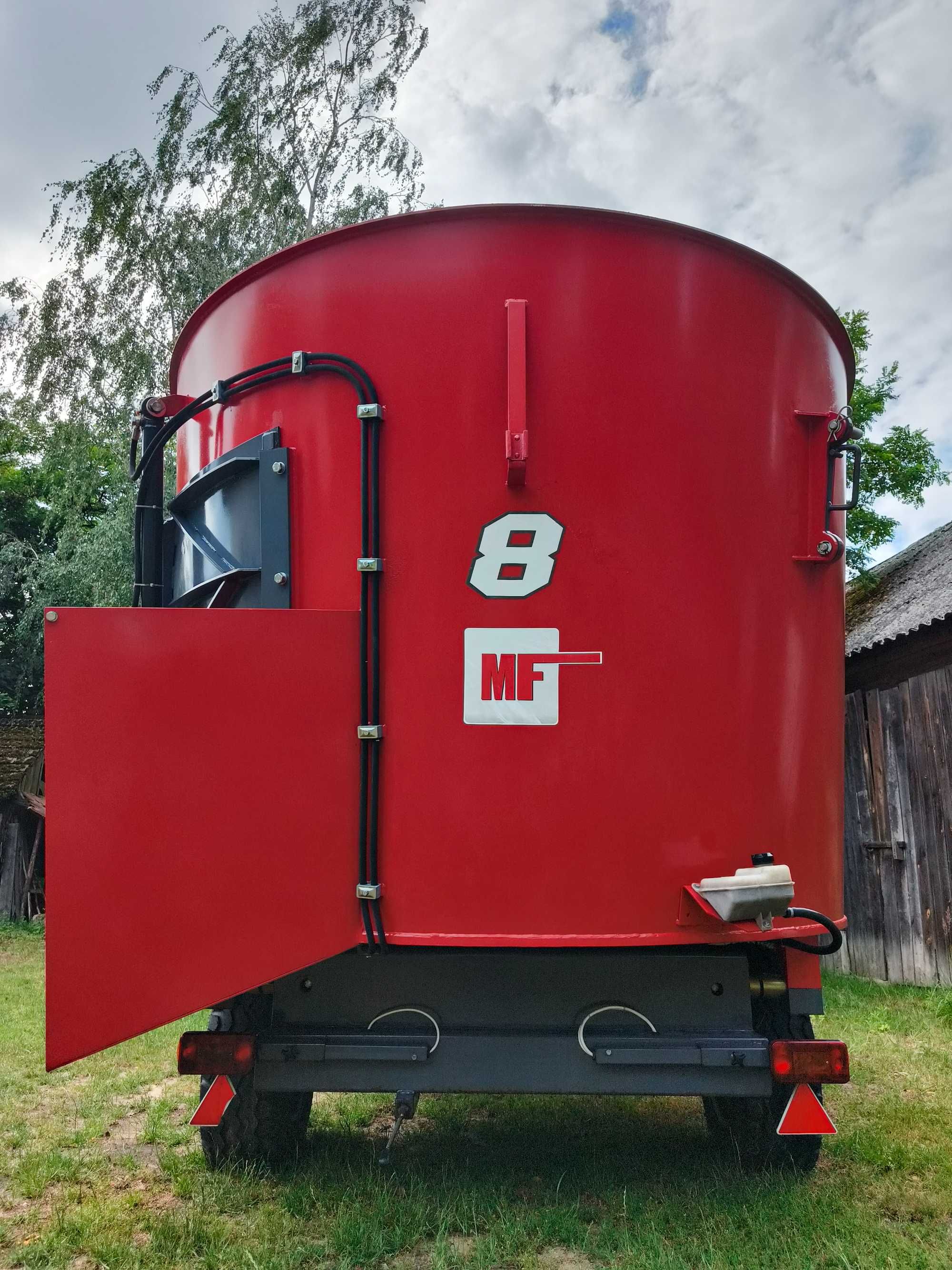 Nowy Wóz Paszowy o pojemności 8 m3 marki Metal-Fach T659