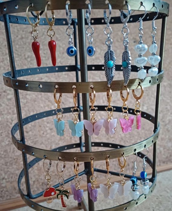Brincos. Novos.
Cada par 2,25€.
Mais modelos disponíveis nas fotos.
