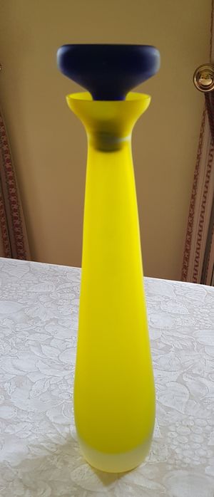 garrafa de licor amarela e azul cobalto, fosca