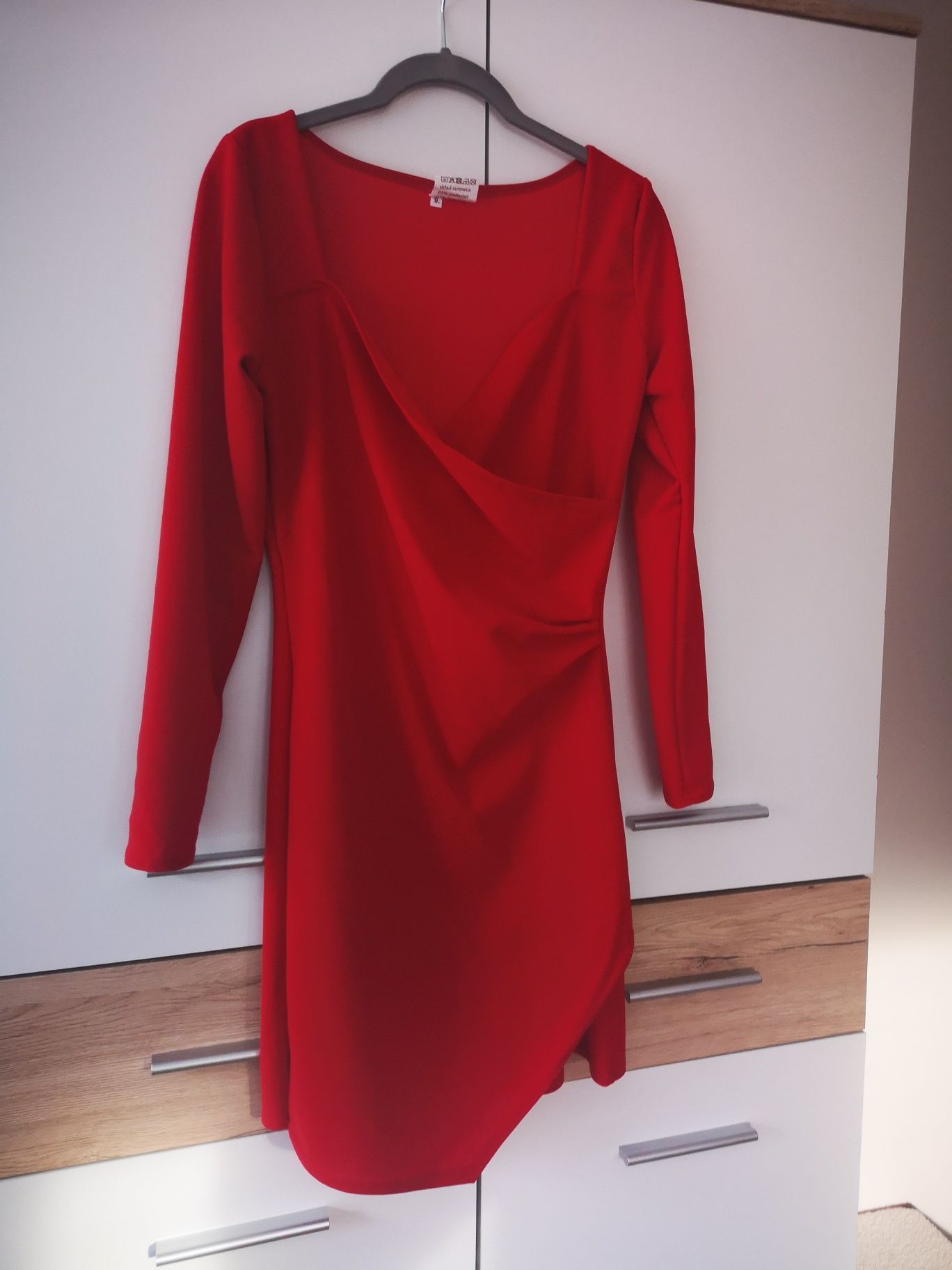Czerwona sukienka • Dekolt V • Delikatne rozcięcie na udzie / S