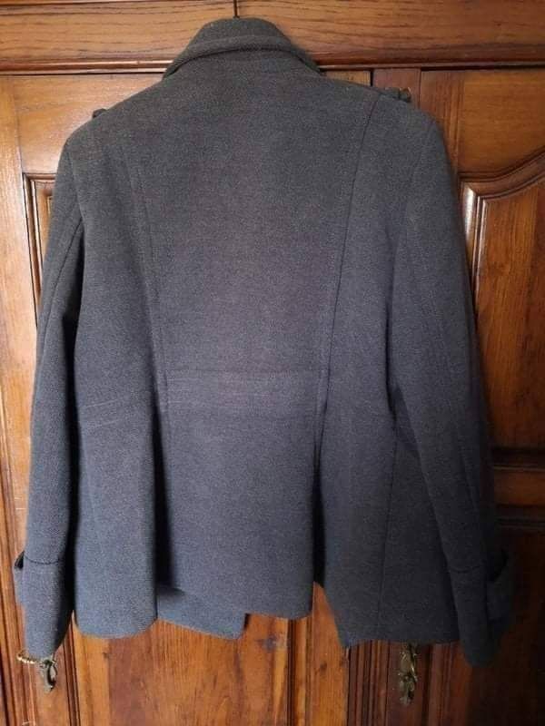Casaco de mulher 10€
 pouco usado