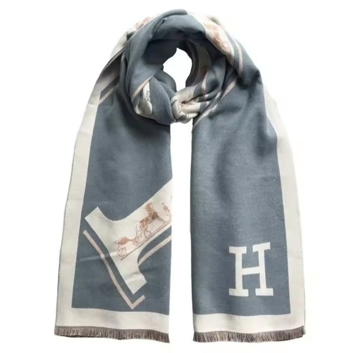 Szal z literą H konie kremowo niebieski zgaszony duży ciepły herme