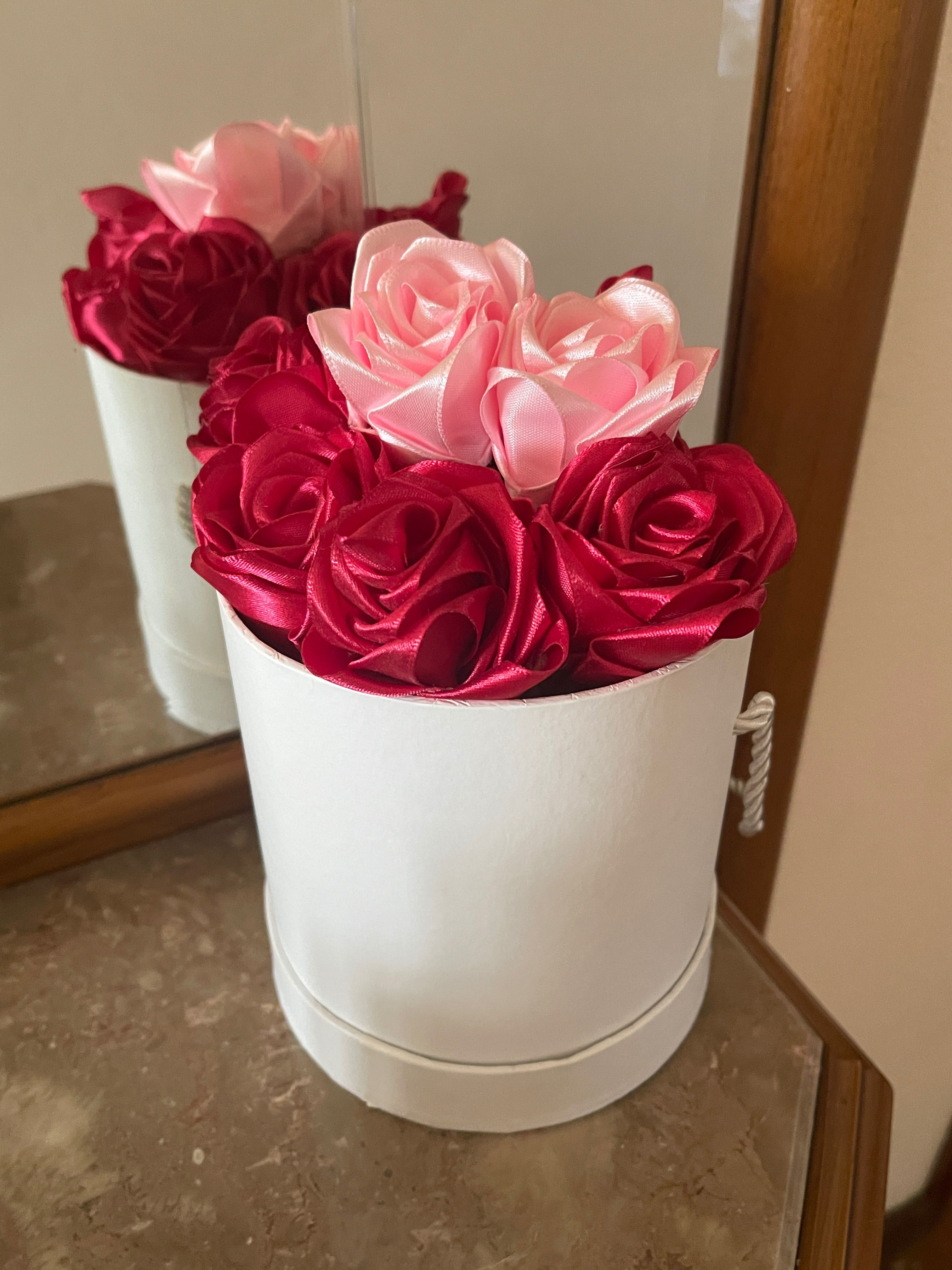 Arranjo de flores de cetim