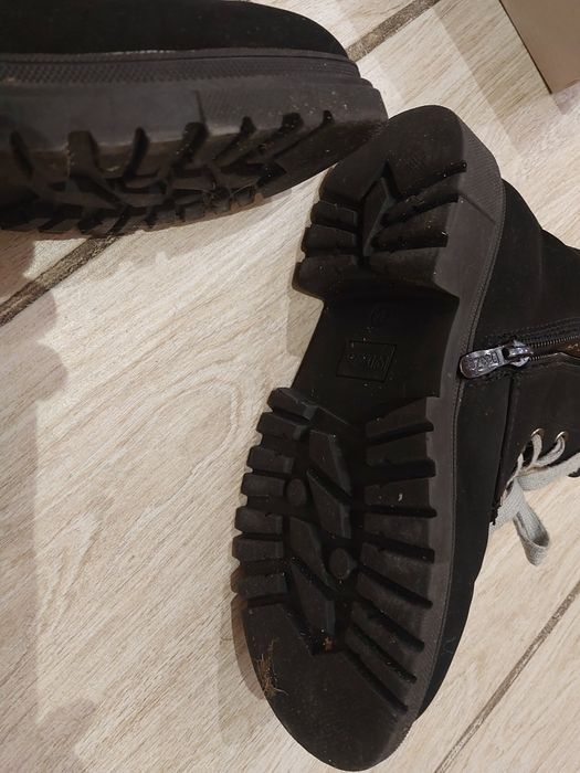 Czarne zimowe botki rozmiar 34