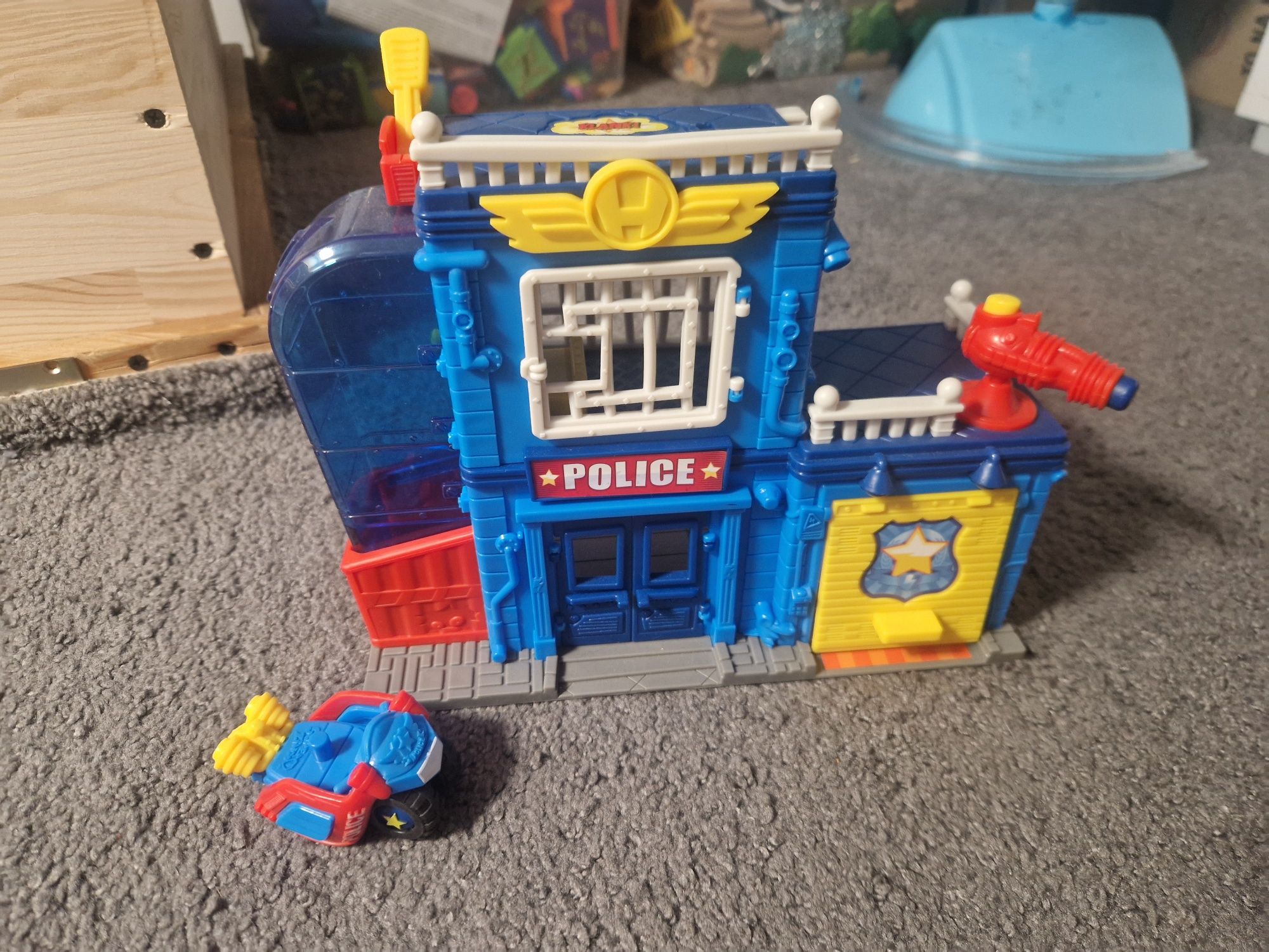 SUPER ZINGS posterunek policji +pojazd