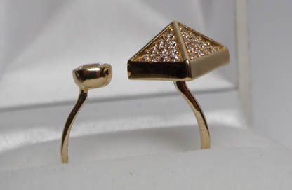 Złoty pierścionek piramida z cyrkoniami R. 15