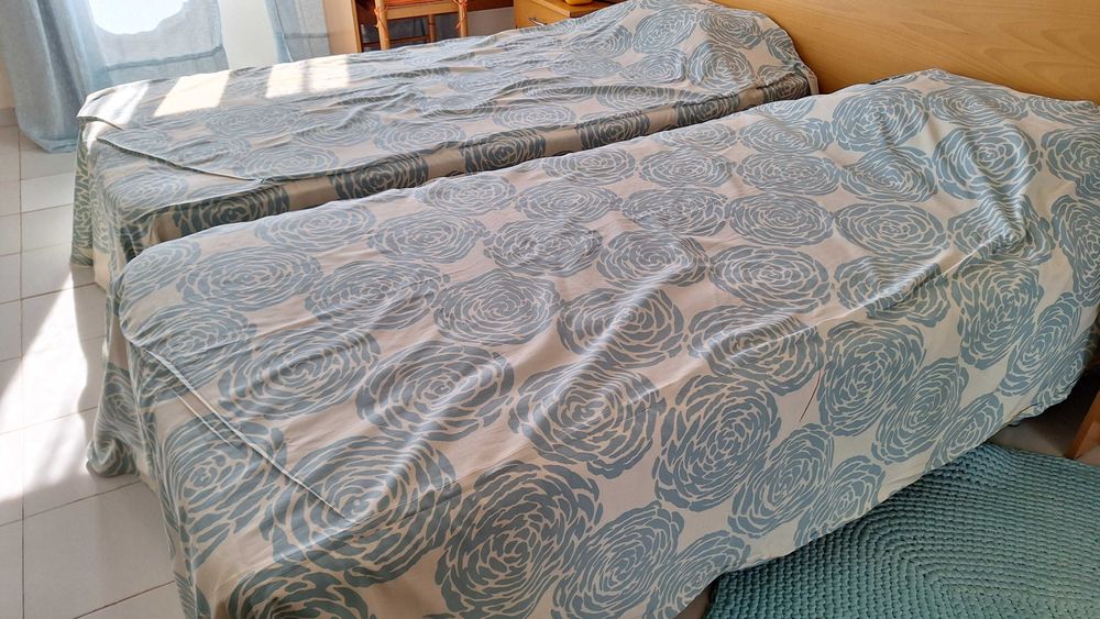 Cama individual com colchão e colcha