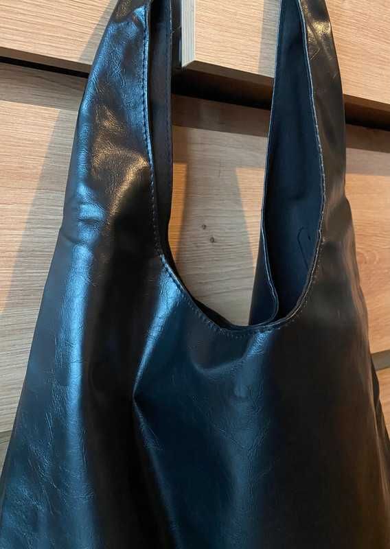 czarna torebka na ramie z kieszonką magnes pojemna lekka shopper hobo