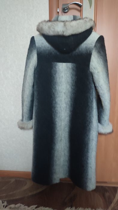 Пальто,зимове з хутром.