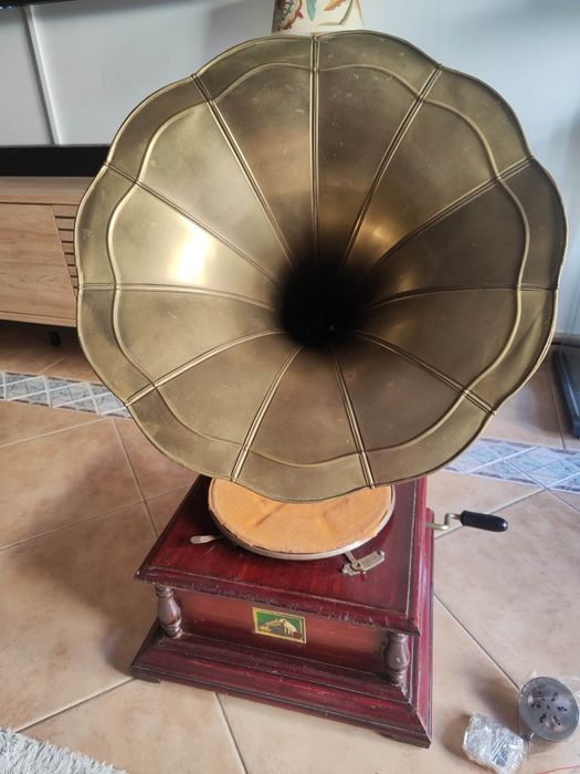 Gramofone antigo com corneta em latão e motor Thorens