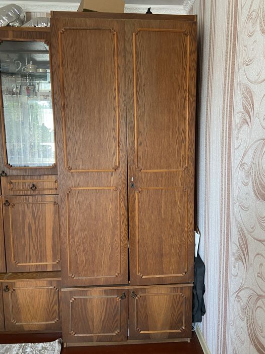 Сервант-стінка деревʼяна,шпон дуба