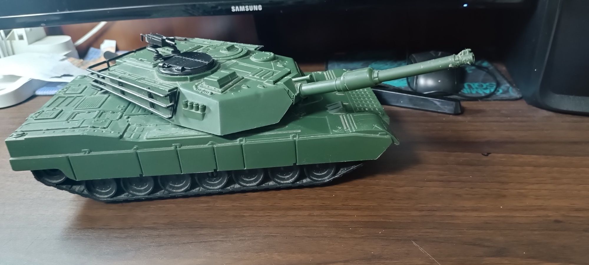 Продам игрушечный большой танк