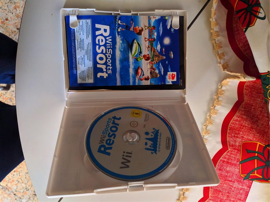 Nintendo Wii com 2 comandos + 4 jogos (Wii sports, Wii Sports Resort…)