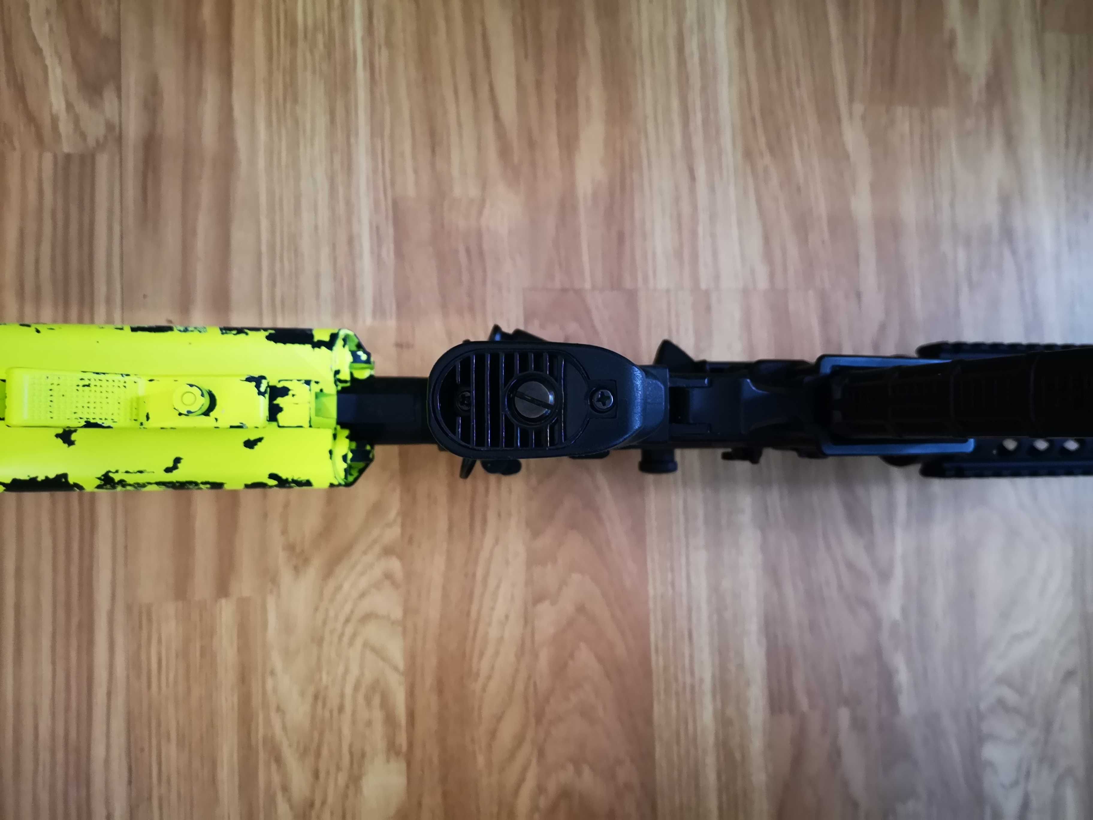 Airsoft réplica com pinturas.
