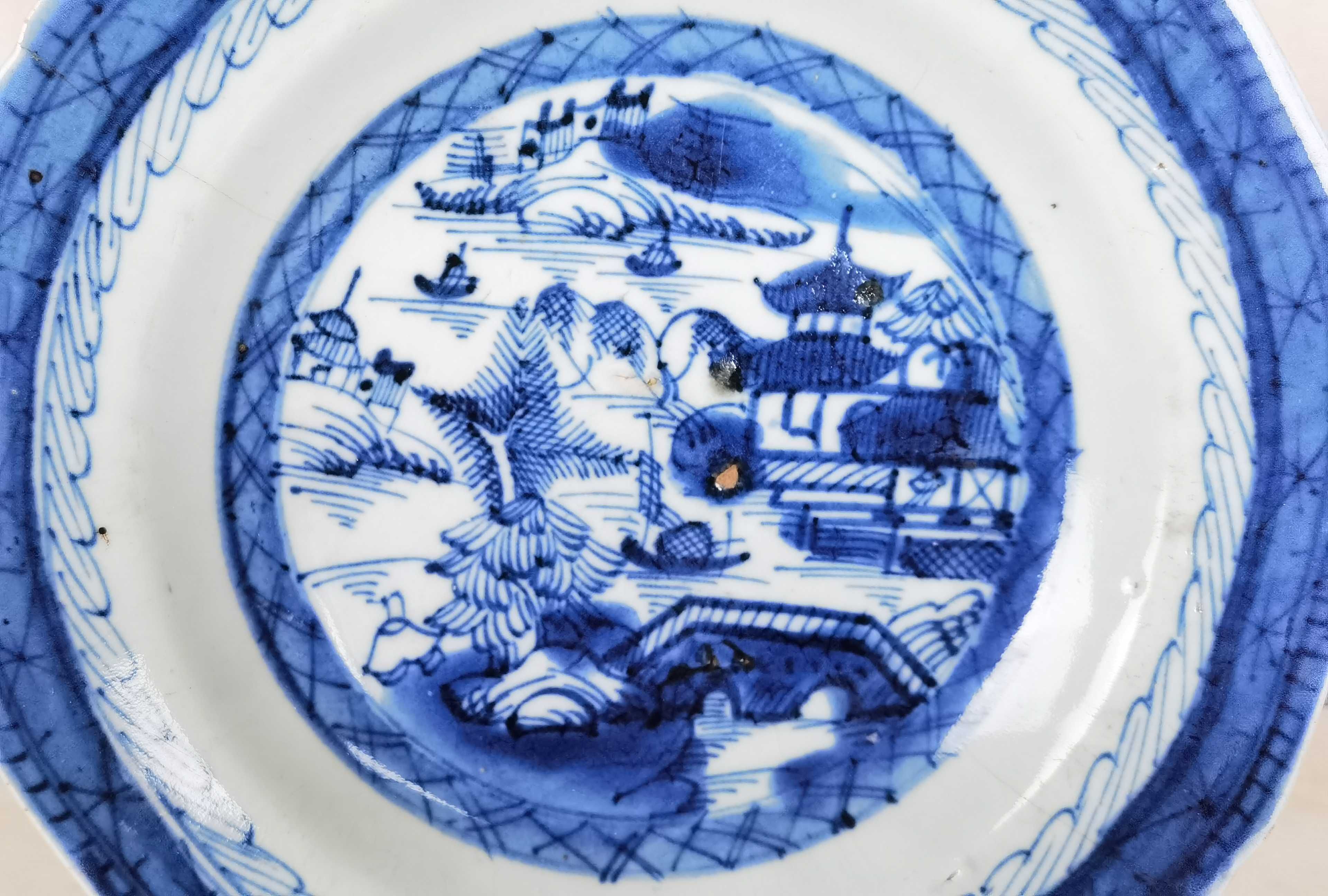 Prato de porcelana azul Cantão . Companhia das Índias
Século XVII