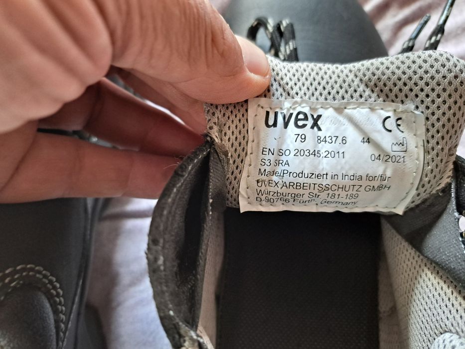 Buty robocze firmy Uvex  rozmiar 44
