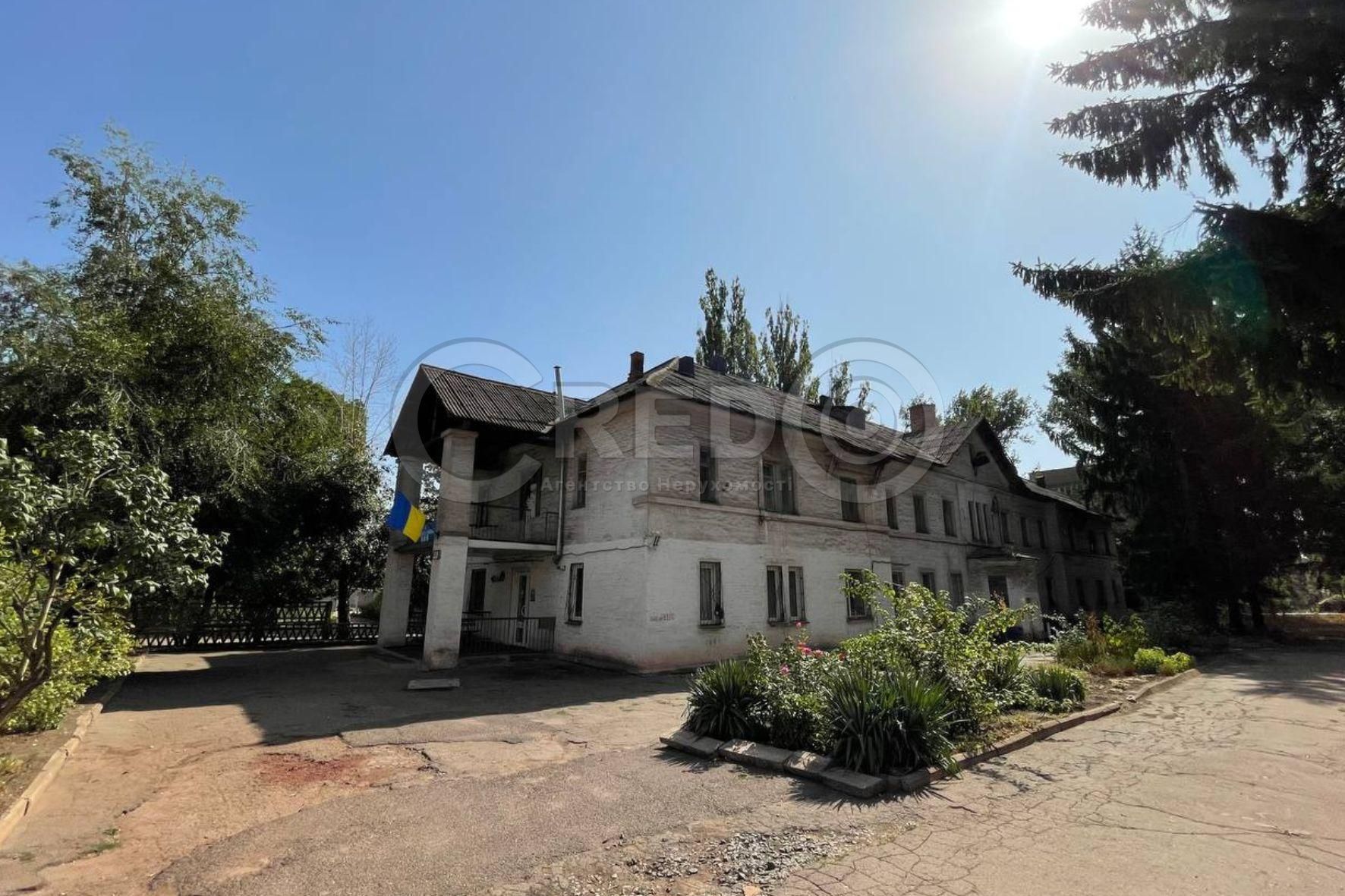 Продаж окремо розташованої 2-х поверхової будівлі, р-н 44 квартал.