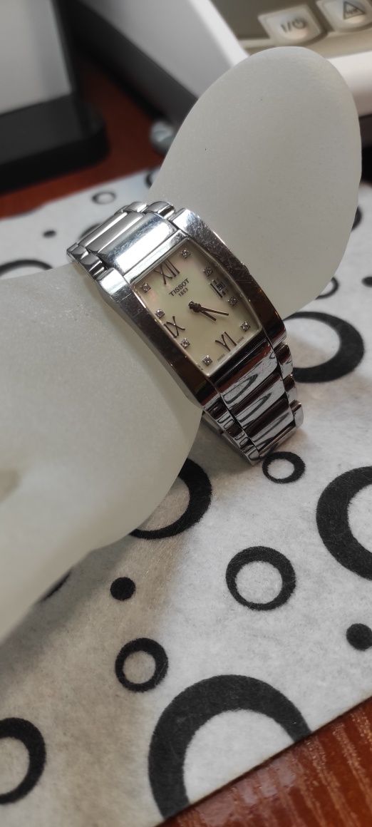 Продам женские швейцарские часы Tissot с бриллиантами