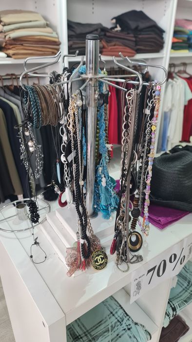 Expositor de bijuteria com base tripla em madeira