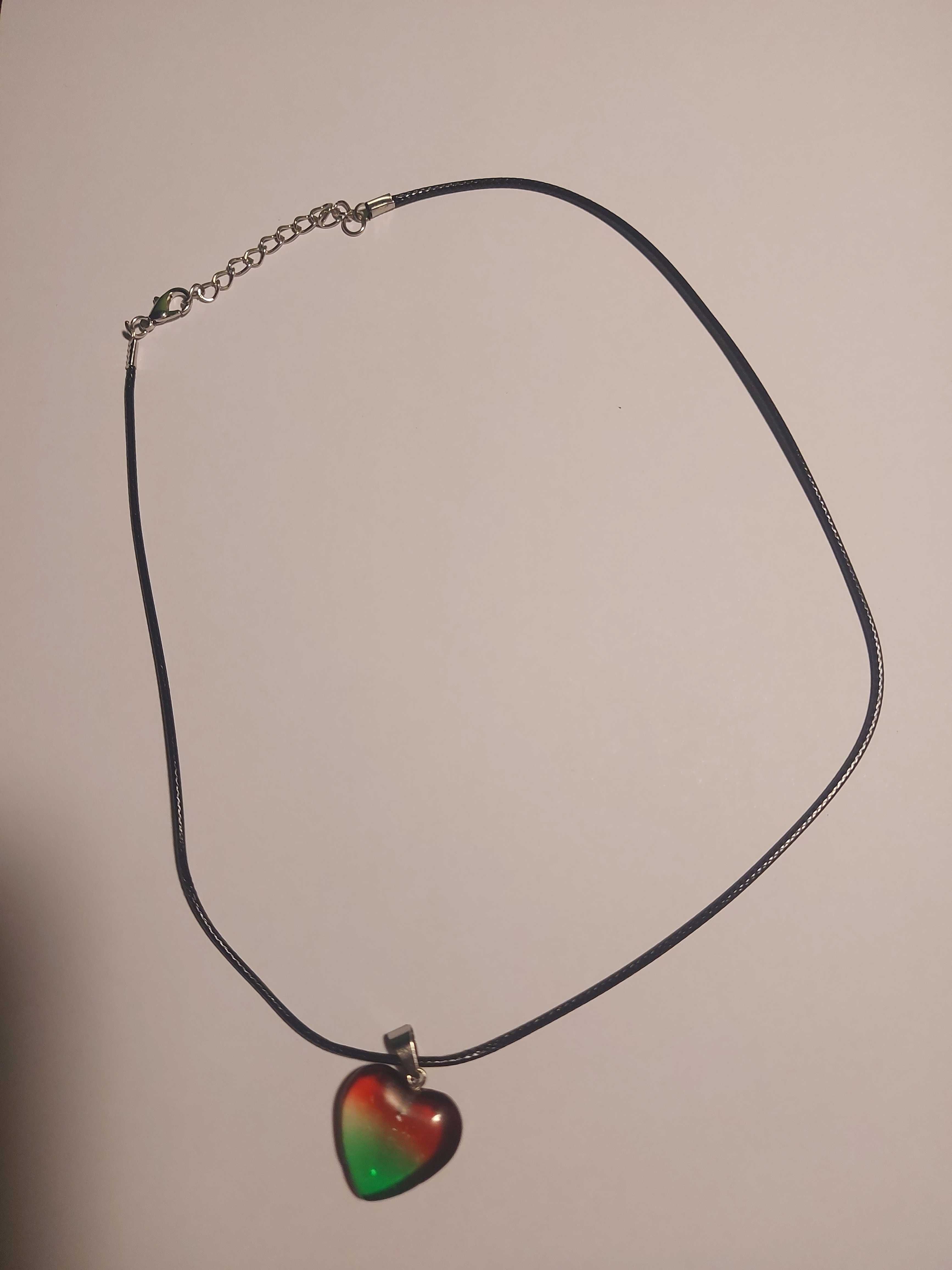 Colar Coração Verde-Vermelho Fade–Pingente, Fio Preto Leve e Ajustável