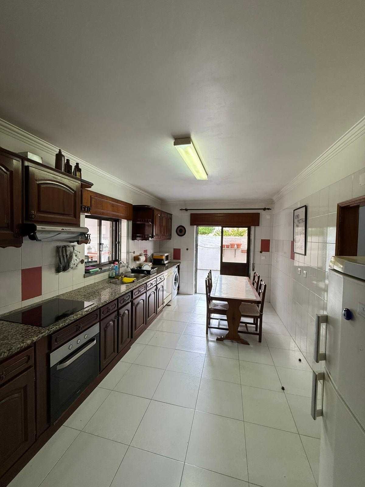 Quarto para arrendar a estudantes em moradia – Almada