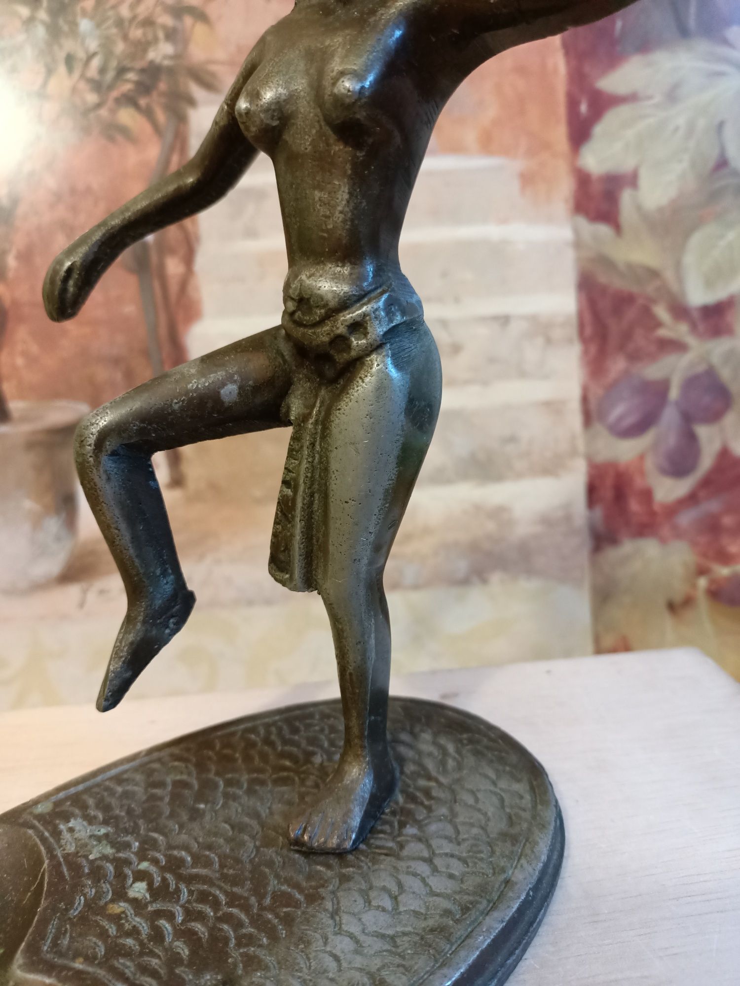 Antyczna dwuczęściowa  rzeźba,figura Egipcjanki z popielniczką.