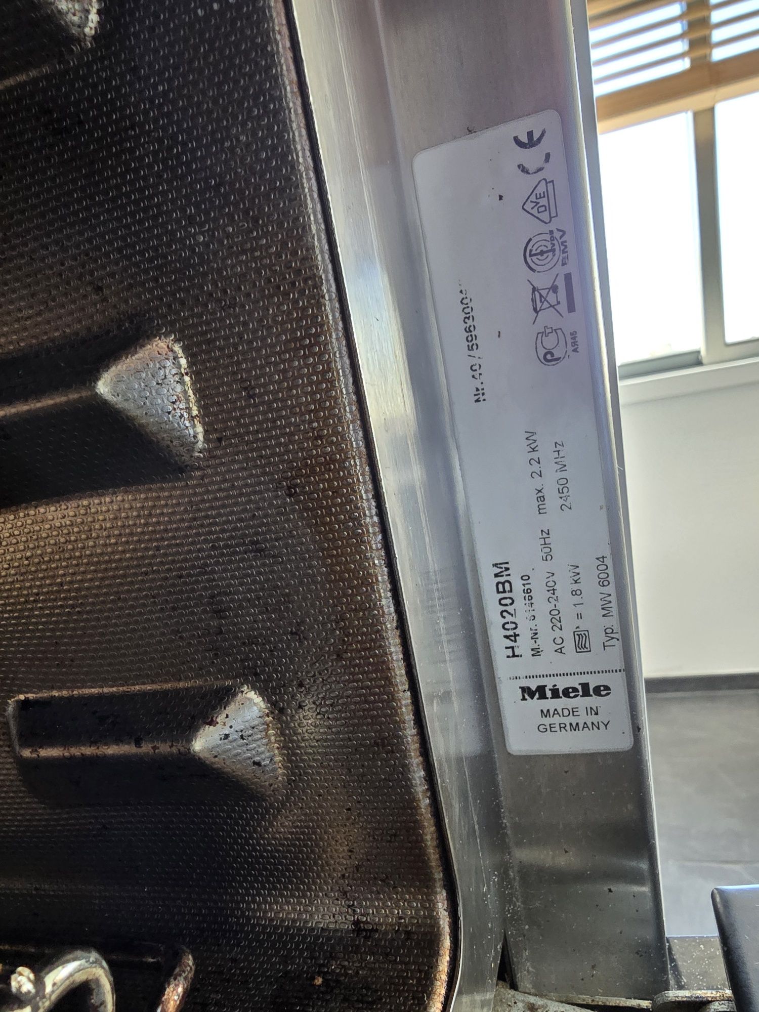 Forno compacto da Miele preto e inox